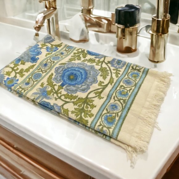 Vintage 1980s Cream Blue Green Floral Towel by Caldwell 40 x 24 in - Picture 1 of 9